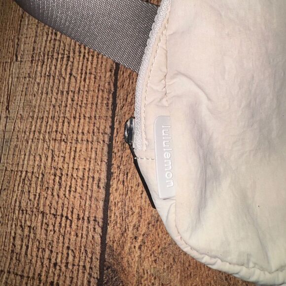 Lululemon Everywhere Belt Bag 1L
White Opal - Picture 9 of 16